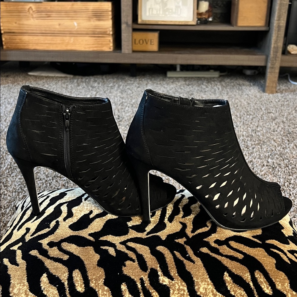 Madden Girl Rockella Black Fabr Size 10 NEW
Black Peep-Toe Laser-Cut Ankle Booti